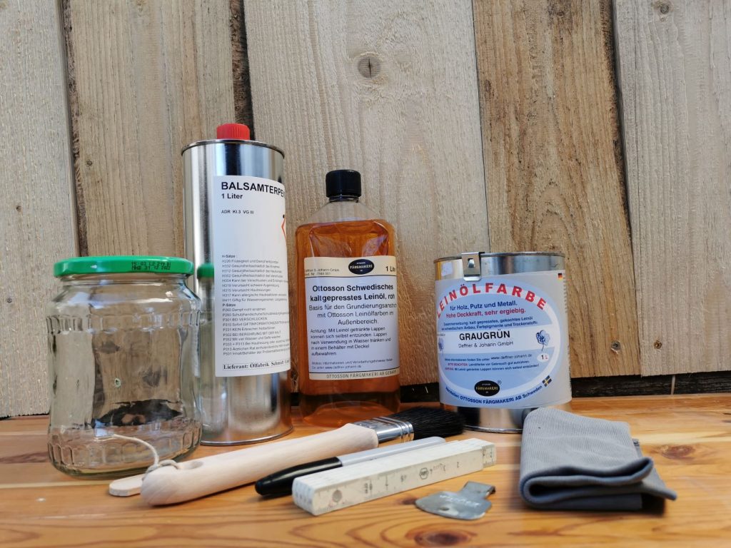Zutaten für einen Einmalanstrich mit Leinölfarbe auf sägerauem Holz