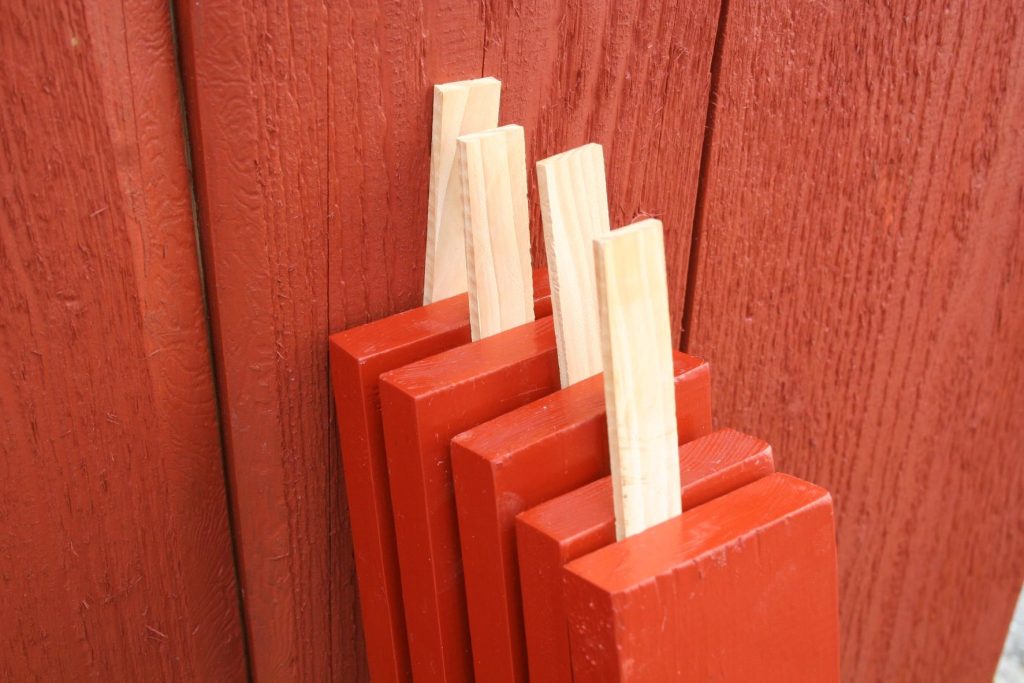 Bretterstapel mit Holzplättchen