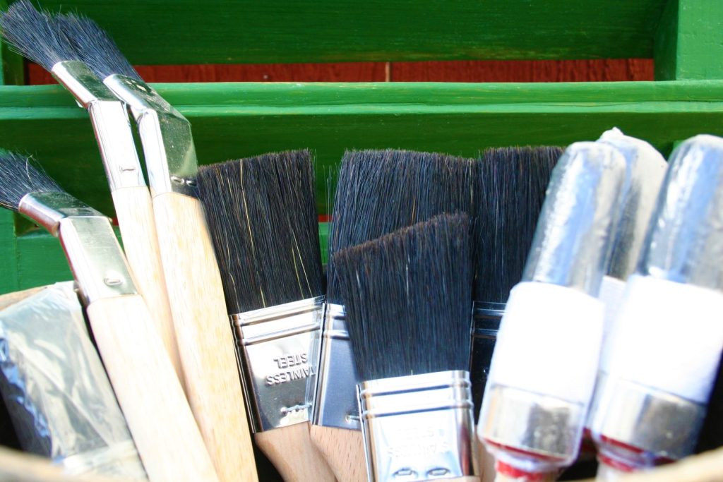 Wichtig sind Pinsel aus Schweinsborste guter Qualität.